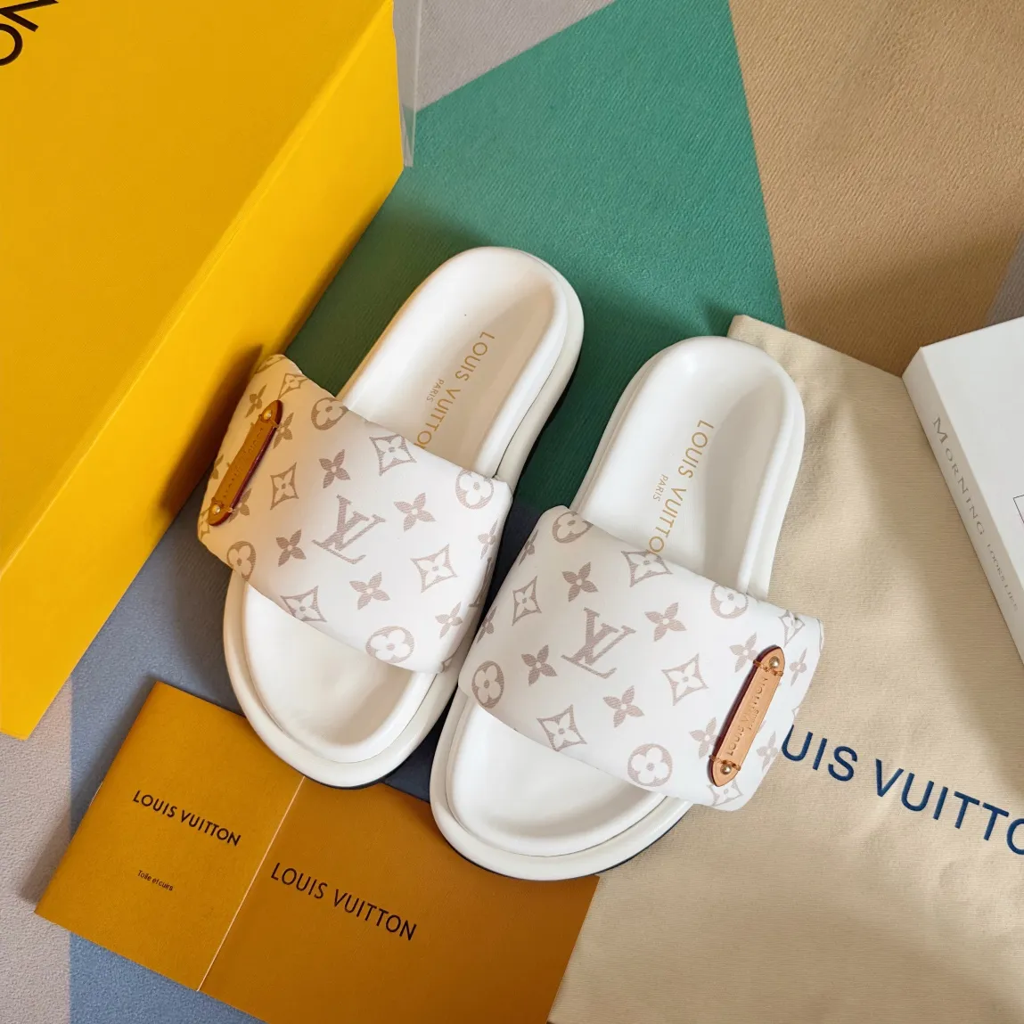Factory direct sale 180👟👟 Women's Shoes Women's Clothing Women's Shoes Women's Clothing LV Louis Vuitton L Jialu Brand POOL PILLOW COMFORT Velcro Denim Denim Checkerboard Embossed Bread Flat Sandals Original purchase and development Production This Pool Pillow Comfort flat sandal is padded with neoprene to create a comfortable wide upper, and then embossed with the classic Monogram pattern. Velcro for easy adjustment, and a resilient insole and lubricious outsole complete the package. Exquisite packaging at the delivery counter 🛍📦 ▪️Fabric: Original customized technical fabric ▪️Inner lining: Original customized sheepskin foot pads ▪️Sole: Original open-molded rubber foam outsole ▪️Sole thickness: 4CM ▪️Size: Women's 35-40 / Men's 39-45
